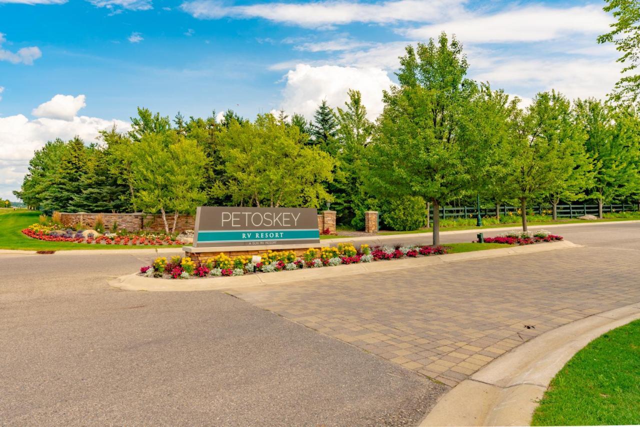 Hotel Sun Outdoors Petoskey Bay Harbor Exterior foto